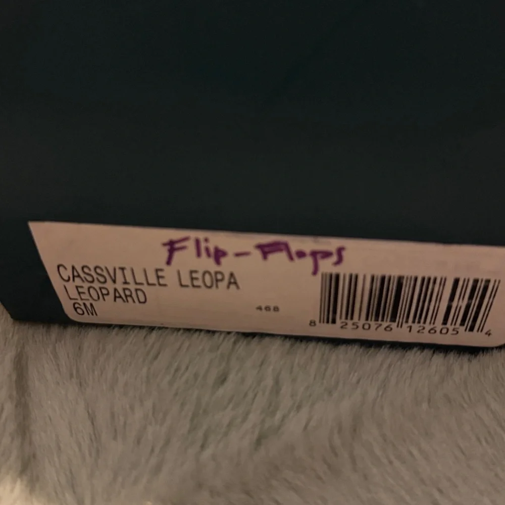 New in box AEROSOLES Leopard Print Flip Flops - Picture 2 of 8